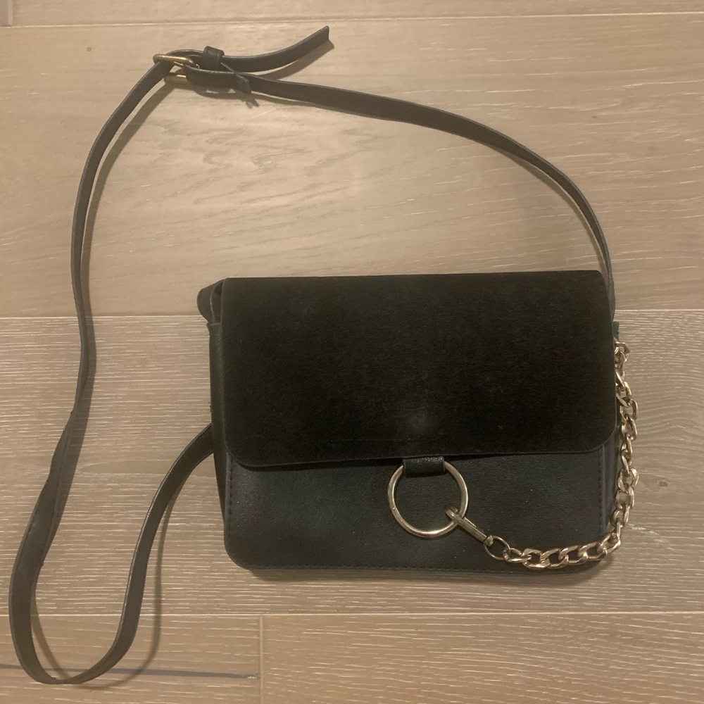 Elegant Black Crossbody Bag with Gold Chain